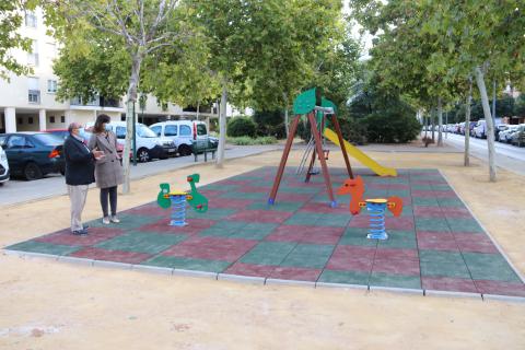 Díaz-Benito comprueba cómo ha quedado el parque junto a José Herrera