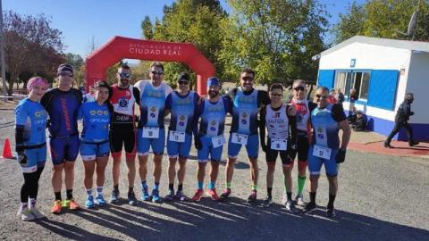 Triatletas del CD Opticalia Triatlón Manzanares en el Duatlón Cross de Alcázar de San Juan 2021