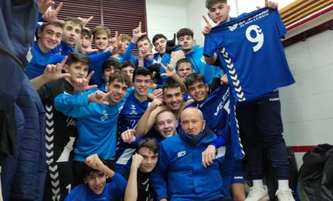 Jugadores del Manzanares CF juvenil celebrando su victoria frente al EFB La Roda Miguelitos Ruiz