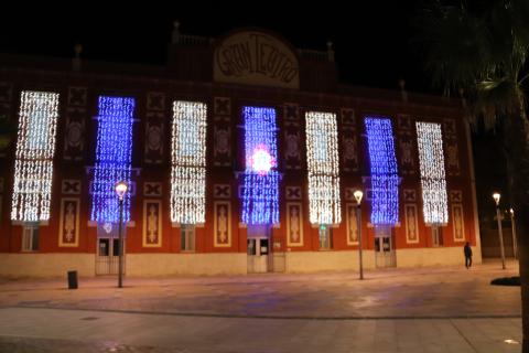 Fachada del Gran Teatro con su iluminación navideña