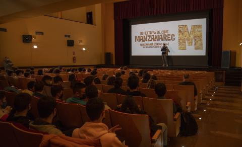 Mario Cervantes se dirige a los estudiantes