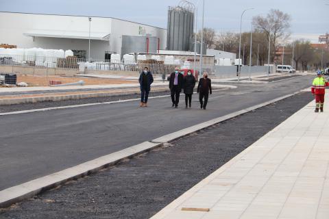 Visita a las obras de asfaltado del vial del Sector 5