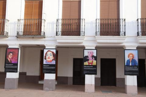 Imagen de la exposición Mujeres X Mujeres instalada en marzo de 2021 en Manzanares