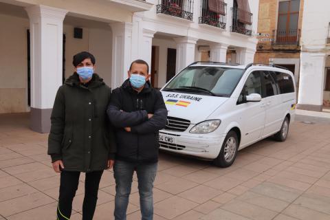 Mar Taviro y Óscar Martín junto a la furgoneta con la que viajarán a Ucrania