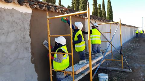 Arreglo de los muros del cementerio en la anterior edición del taller