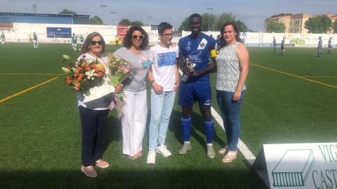 Mamadou recibe el trofeo 'José Ruiz-Peinado' 2022 (Fotografía: Radio Surco)
