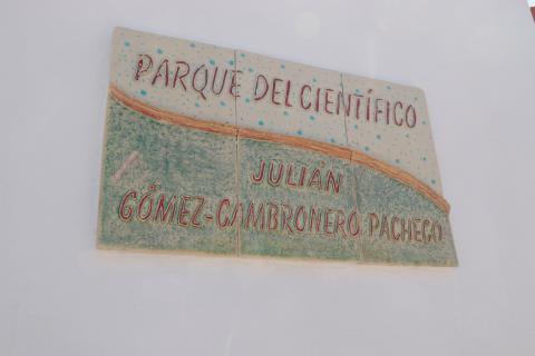 Descubrimiento de la nueva placa del parque del científico 'Julián Gómez-Cambronero'