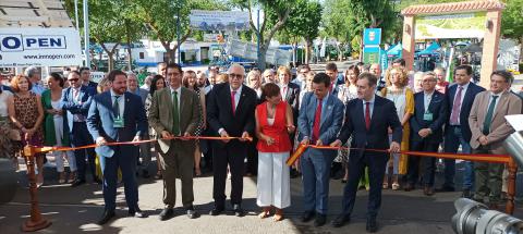 Autoridades durante el corte de cinta inaugural de Fercam 2022