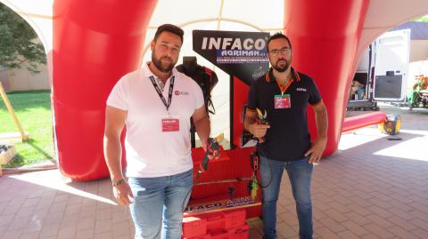 Representantes de Infaco y Agriman con la herramienta premiada