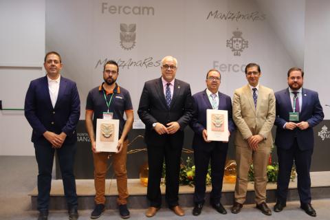 Autoridades junto a los ganadores de las medallas de oro