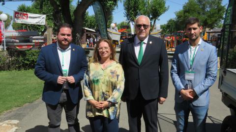 Cruz Ponce junto al alcalde y a los concejales de Ferias Comerciales y Promoción Económica