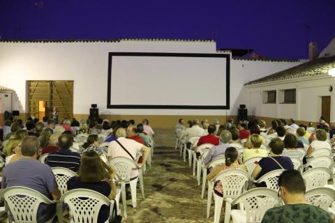 Cine de verano en el corral del centro cultural 'Ciega de Manzanares'