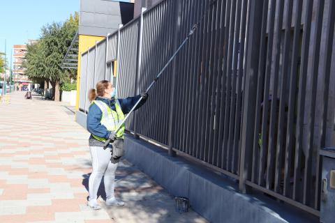 Personal de planes de empleo en labores de pintura