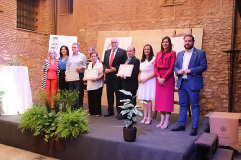 Homenajeados junto a representantes de la Corporación municipal