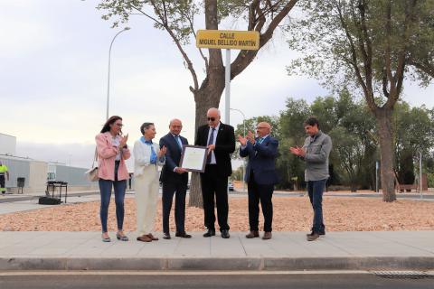 Entrega del acuerdo plenario por el que se da el nombre de Miguel Bellido Martín a esa calle