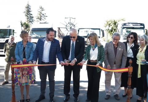 Nieva y Blázquez realizan el corte de cinta inaugural de la feria