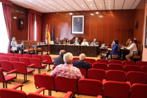 Vista del salón de plenos tras la salida de los miembros del Grupo Popular