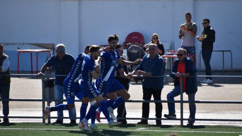 Alberto celebra el tanto del empate ante el Teresiano (Foto Manzanares CF)