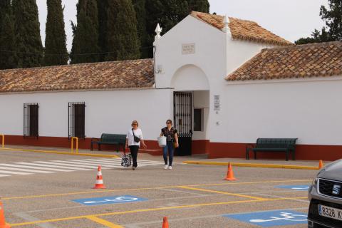 Dos personas salen del cementerio de Manzanares
