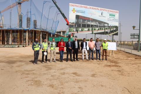 Autoridades y técnicos junto a las obras de pabellón
