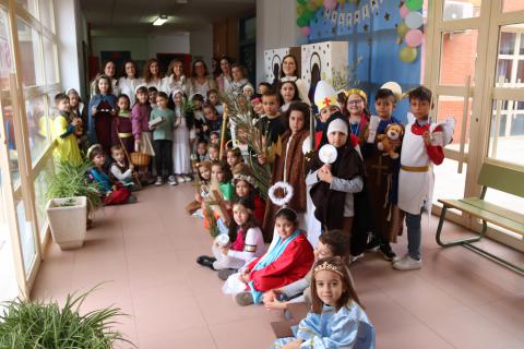 Niños y niñas de Altagracia vestidos de santos y santas con motivo de Holywins