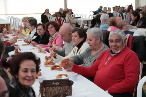 Asitentes disfrutando del chocolate con churros