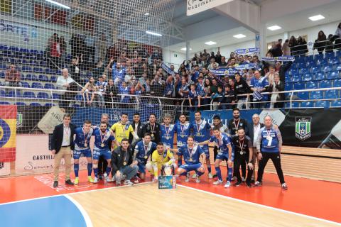 El equipo celebra el título con su afición en el pabellón de Valdepeñas