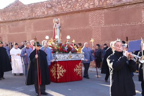 Procesión de San Blas a su paso por uno de los laterales del castillo