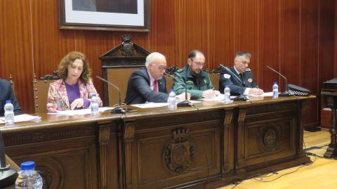 Momento de la firma del protocolo en el salón de plenos