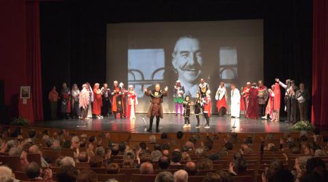 El director de la compañía Bendito Cariñena recibe el aplauso del público que llenó el Gran Teatro