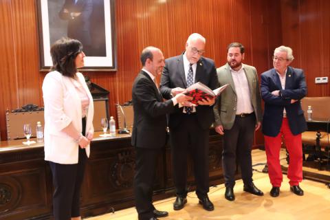 Pablo Bellido junto a los corporativos manzanareños tras la entrega del Estatuto