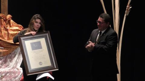 Miriam Jiménez recibió el reconocimiento de manos de su padre y hermano mayor del Santo Entierro