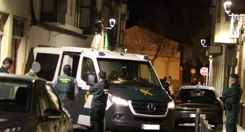 Dispositivo de la Guardia Civil en la noche del jueves durante el registro del domicilio de uno de los detenidos