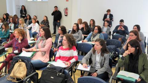 Profesionales y familiares participantes en anteriores jornadas de Avanzando