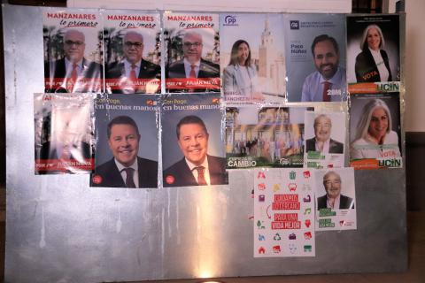 Panel con los carteles de publicidad electoral