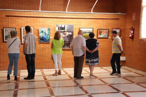 Visitantes en la exposición de los talleres de pintura