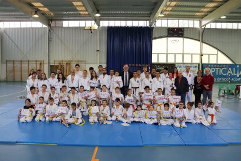 Foto de familia del alumnado del club y escuela de judo