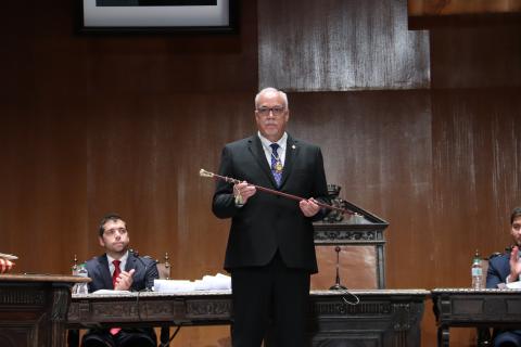 Julián Nieva tras recibir por tercera vez el bastón de mando 