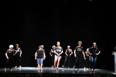 Actuación de baile en línea en la clausura del curso del Centro de Mayores