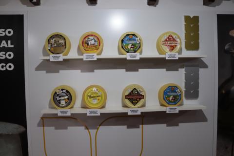 Expositor con los quesos manchegos premiados en Fercam 2023