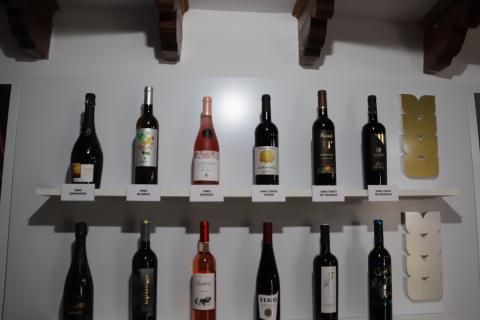 Expositor con los vinos premiados en un stand propio de Fercam 2023