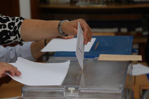 Voto en una urna