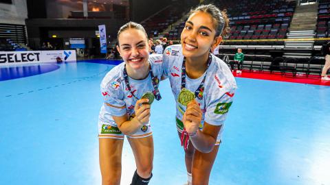 Esther Martín-Buro y Carmen Arroyo, campeonas del W19 EHF Championship (Fotografía: RFEB)