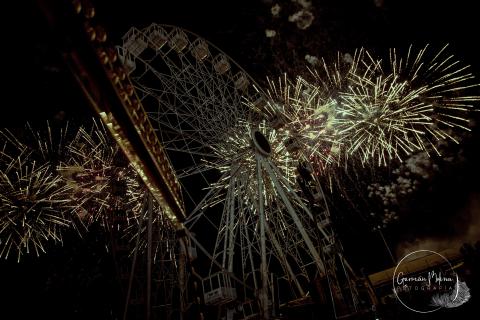 Foto de Germán Molina de los fuegos artificiales tras la noria gigante