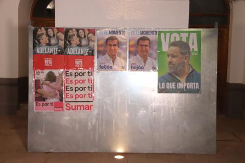 Carteles electorales pegados en el inicio de campaña en la plaza de la Constitución