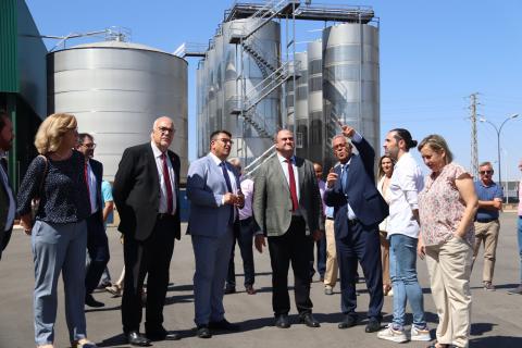 Visita del consejero de Agricultura a Bodegas Yuntero