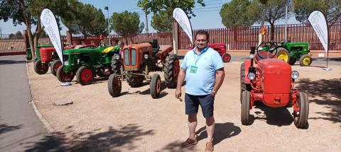 José Vicente Cejundo junto a la exposición e tractores antiguos