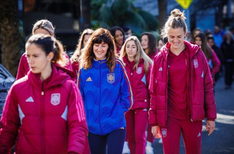 Blanca Romero junto a las jugadores de la Selección