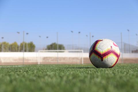 Nuevo césped en el campo de fútbol del velódromo