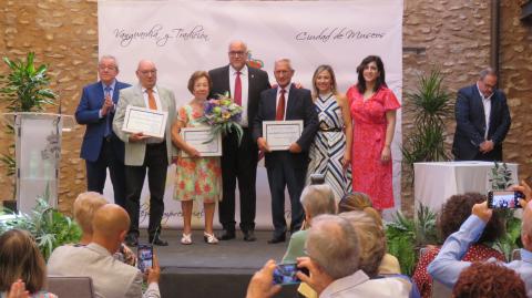 Los homenajeados posan junto al alcalde y miembros de la corporación municipal